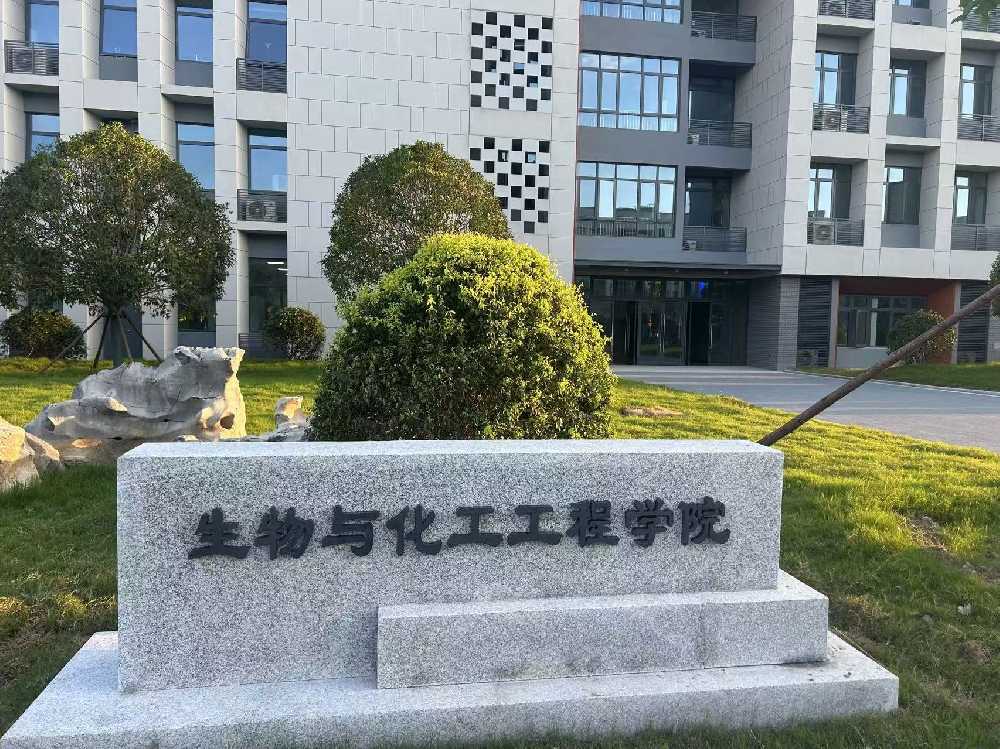 平利县扬州职业大学体育场高杆灯项目